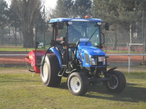 Nieuwe NEW HOLLAND traktor voor onderhoud voetbalvelden Stad Kortrijk