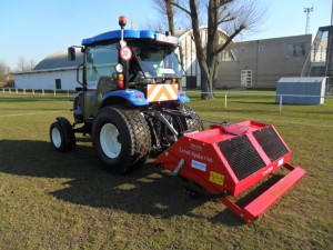 Nieuwe NEW HOLLAND traktor voor onderhoud voetbalvelden Stad Kortrijk