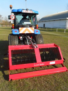 Nieuwe NEW HOLLAND traktor voor onderhoud voetbalvelden Stad Kortrijk