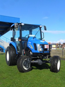Nieuwe NEW HOLLAND traktor voor onderhoud voetbalvelden Stad Kortrijk